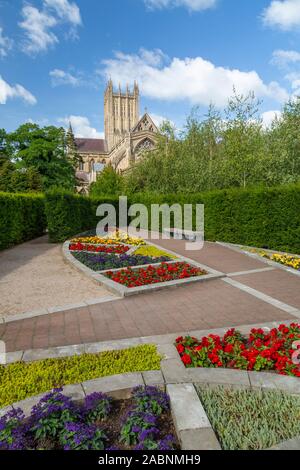 Eine bunte krautige Grenze in Bischof Peter Garten in einer Ecke des Bischofspalastes erdet in Wells, Somerset, England, UK Stockfoto