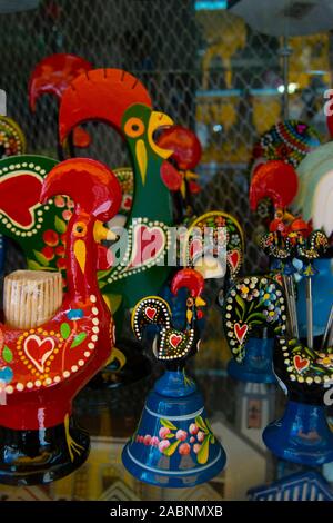 Senor Gallo - eine beliebte Darstellung einer Kakerle im portugiesischen Handwerk - wird in Aveiro Portugal verkauft Stockfoto