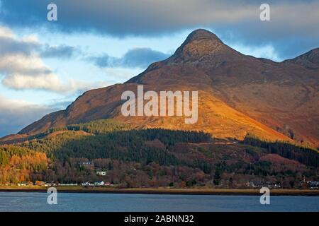 Lochaber, Schottland, Großbritannien. 28. November 2019. Kalten 4 Grad Temperatur aber hell Nachmittag mit Moody Wolken bei Pap von Glencoe am Loch Leven und am Ende mit einem schönen leuchtenden Sonnenuntergang über Loch Linnhe in Richtung Ardnamurchan Halbinsel im Nordwesten. Mit minus drei Übernachtungen erwartet. Stockfoto