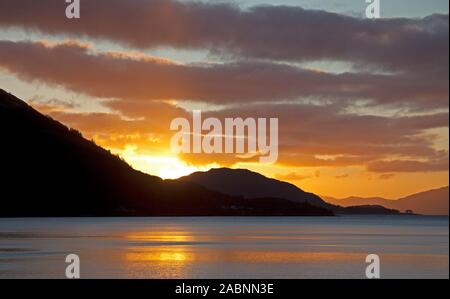 Lochaber, Schottland, Großbritannien. 28. November 2019. Kalten 4 Grad Temperatur aber hell Nachmittag mit Moody Wolken. Sonnenuntergang, Loch Leven, die zu den Loch Linnhe im Hintergrund, Blick nach Norden in Richtung Westen nach Ardnamurchan. Stockfoto