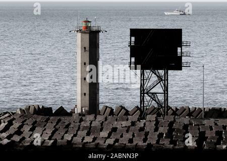 Osten Breakwater Leuchtturm, Hafen von Zeebrugge, Flandern, Belgien, Europa Stockfoto