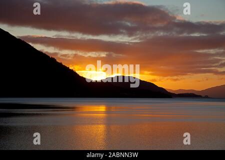 Lochaber, Schottland, Großbritannien. 28. November 2019. Kalten 4 Grad Temperatur aber hell Nachmittag mit Moody Wolken. Sonnenuntergang, Loch Leven, die zu den Loch Linnhe im Hintergrund, Blick nach Norden in Richtung Westen nach Ardnamurchan. Stockfoto