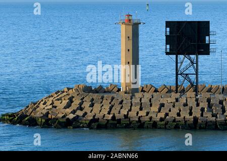 Osten Breakwater Leuchtturm, Hafen von Zeebrugge, Flandern, Belgien, Europa Stockfoto