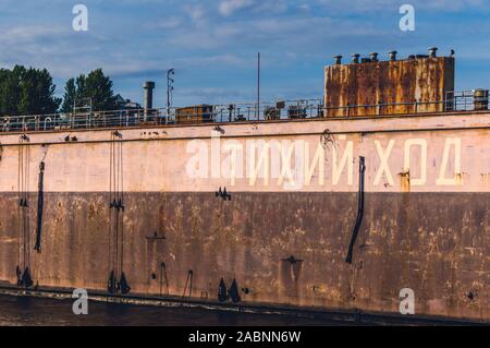 Alte und rostige Schwimmdock mit russischer Beschriftung - Geschwindigkeit in St. Petersburg, Russland langsam Stockfoto