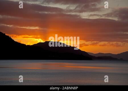 Lochaber, Schottland, Großbritannien. 28. November 2019. Kalten 4 Grad Temperatur aber hell Nachmittag mit Moody Wolken. Sonnenuntergang, Loch Leven, die zu den Loch Linnhe im Hintergrund, Blick nach Norden in Richtung Westen nach Ardnamurchan. Stockfoto