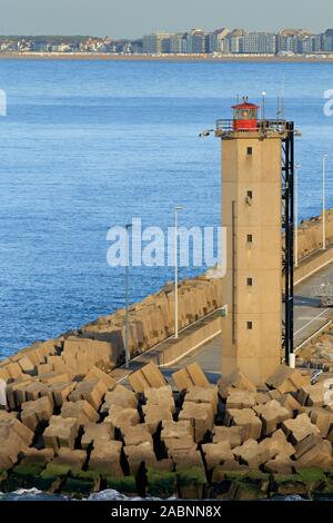 Osten Breakwater Leuchtturm, Hafen von Zeebrugge, Flandern, Belgien, Europa Stockfoto