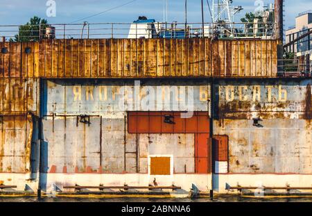 Rusty Ausrüstung in den Docks mit den russischen Schriftzug - Keine Verankerung in St. Petersburg, Russland Stockfoto