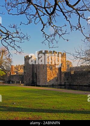 Eine schwache Winter Sonne scheint auf das Torhaus über den Burggraben der Palast des Bischofs in Wells, Somerset, England, Großbritannien Stockfoto