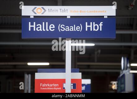 Halle, Sachsen-Anhalt, Deutschland. Halle, Sachsen-Anhalt, Deutschland. 28. November 2019. Blick in die west Halle des nun geschlossenen Hauptbahnhof. Fünf Jahre nach Beginn der Bauarbeiten im Bahnhof, die wichtigsten Abschnitte sind jetzt abgeschlossen. Bevor die neuen Plattformen mit Teil der Tunnel auf der Westseite der Halle Bahnhof gehen Sie in den normalen Betrieb am kommenden Montag (02.12.), die Deutsche Bahn und die Station Händler lädt Sie zu einem Vorweihnachtlichen Eröffnung am ersten Advent. Foto: Hendrik Schmidt/dpa-Zentralbild/dpa Quelle: dpa Picture alliance/Alamy Leben Nachrichten Quelle: dpa pic Stockfoto