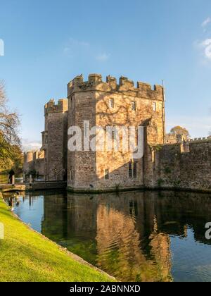 Eine schwache Winter Sonne scheint auf das Torhaus über den Burggraben der Palast des Bischofs in Wells, Somerset, England, Großbritannien Stockfoto