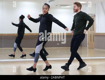 Erneut ZUR ÄNDERUNG DER BILDUNTERSCHRIFT UNTER EINEM EMBARGO AUF 0001 Freitag, 29. November Alex Scott und Neil Jones während der Proben für die strikte Come Dancing in London. Stockfoto