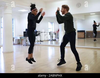 Erneut ZUR ÄNDERUNG DER BILDUNTERSCHRIFT UNTER EINEM EMBARGO AUF 0001 Freitag, 29. November Alex Scott und Neil Jones während der Proben für die strikte Come Dancing in London. Stockfoto