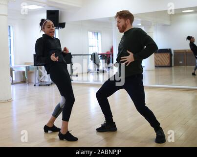 Erneut ZUR ÄNDERUNG DER BILDUNTERSCHRIFT UNTER EINEM EMBARGO AUF 0001 Freitag, 29. November Alex Scott und Neil Jones während der Proben für die strikte Come Dancing in London. Stockfoto