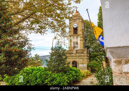 Blick auf die Straße und alte Kirche in Volos, Dorf in Pilion, Thessalien, Griechenland Stockfoto