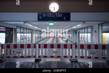 28 November 2019, Sachsen-Anhalt, Halle (Saale): Blick in die geschlossene Hauptbahnhof. Fünf Jahre nach Beginn der Bauarbeiten im Bahnhof, die wichtigsten Abschnitte sind jetzt abgeschlossen. Bevor die neuen Plattformen mit Teil der Tunnel auf der Westseite der Halle Bahnhof gehen Sie in den normalen Betrieb am kommenden Montag (02.12.), die Deutsche Bahn und die Station Händler lädt Sie zu einem Vorweihnachtlichen Eröffnung am ersten Advent. Foto: Hendrik Schmidt/dpa-Zentralbild/dpa Quelle: dpa Picture alliance/Alamy leben Nachrichten Stockfoto