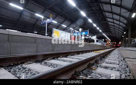 28 November 2019, Sachsen-Anhalt, Halle (Saale): Blick in die Halle des nun geschlossenen Hauptbahnhof. Fünf Jahre nach Beginn der Bauarbeiten im Bahnhof, die wichtigsten Abschnitte sind jetzt abgeschlossen. Bevor die neuen Plattformen mit Teil der Tunnel auf der Westseite der Halle Bahnhof gehen Sie in den normalen Betrieb am kommenden Montag (02.12.), die Deutsche Bahn und die Station Händler lädt Sie zu einem Vorweihnachtlichen Eröffnung am ersten Advent. Foto: Hendrik Schmidt/dpa-Zentralbild/dpa Quelle: dpa Picture alliance/Alamy leben Nachrichten Stockfoto