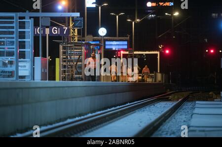 28 November 2019, Sachsen-Anhalt, Halle (Saale): Blick in die Halle des nun geschlossenen Hauptbahnhof. Fünf Jahre nach Beginn der Bauarbeiten im Bahnhof, die wichtigsten Abschnitte sind jetzt abgeschlossen. Bevor die neuen Plattformen mit Teil der Tunnel auf der Westseite der Halle Bahnhof gehen Sie in den normalen Betrieb am kommenden Montag (02.12.), die Deutsche Bahn und die Station Händler lädt Sie zu einem Vorweihnachtlichen Eröffnung am ersten Advent. Foto: Hendrik Schmidt/dpa-Zentralbild/dpa Quelle: dpa Picture alliance/Alamy leben Nachrichten Stockfoto