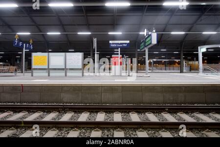 Halle, Sachsen-Anhalt, Deutschland. 28. November 2019. Blick in die west Halle des nun geschlossenen Hauptbahnhof. Fünf Jahre nach Beginn der Bauarbeiten im Bahnhof, die wichtigsten Abschnitte sind jetzt abgeschlossen. Bevor die neuen Plattformen mit Teil der Tunnel auf der Westseite der Halle Bahnhof gehen Sie in den normalen Betrieb am kommenden Montag (02.12.), die Deutsche Bahn und die Station Händler lädt Sie zu einem Vorweihnachtlichen Eröffnung am ersten Advent. Foto: Hendrik Schmidt/dpa-Zentralbild/ZB Quelle: dpa Picture alliance/Alamy leben Nachrichten Stockfoto