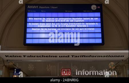 28 November 2019, Sachsen-Anhalt, Halle (Saale): Eine Tafel informiert über die vollständige Schließung der Hauptbahnhof. Fünf Jahre nach Beginn der Bauarbeiten im Bahnhof, die wichtigsten Abschnitte sind jetzt abgeschlossen. Bevor die neuen Plattformen mit Teil der Tunnel auf der Westseite der Halle Bahnhof gehen Sie in den normalen Betrieb am kommenden Montag (02.12.), die Deutsche Bahn und die Station Händler lädt Sie zu einem Vorweihnachtlichen Eröffnung am ersten Advent. Foto: Hendrik Schmidt/dpa-Zentralbild/dpa Quelle: dpa Picture alliance/Alamy leben Nachrichten Stockfoto