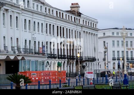 Eastbourne, Großbritannien. 28 Nov, 2019. Nach Rücksprache mit dem Statiker Inhaber und East Sussex Feuer- und Rettungsdienst die Entscheidung wurde heute Nachmittag Teile des Claremont Hotel entkernt, die durch die jüngsten Brände zu demolieren. Die Entscheidung wurde nach dem Zusammenbruch der Teile des Gebäudes Anfang dieser Woche getroffen. Der Bereich um das Gebäude bleibt zu Verkehr und Fußgänger geschlossen. Abriss beginnen soll Anfang nächster Woche Credit: Alan Fraser/Alamy Live Nachrichten erwartet Stockfoto