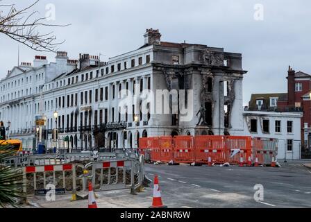 Eastbourne, Großbritannien. 28 Nov, 2019. Nach Rücksprache mit dem Statiker Inhaber und East Sussex Feuer- und Rettungsdienst die Entscheidung wurde heute Nachmittag Teile des Claremont Hotel entkernt, die durch die jüngsten Brände zu demolieren. Die Entscheidung wurde nach dem Zusammenbruch der Teile des Gebäudes Anfang dieser Woche getroffen. Der Bereich um das Gebäude bleibt zu Verkehr und Fußgänger geschlossen. Abriss beginnen soll Anfang nächster Woche Credit: Alan Fraser/Alamy Live Nachrichten erwartet Stockfoto