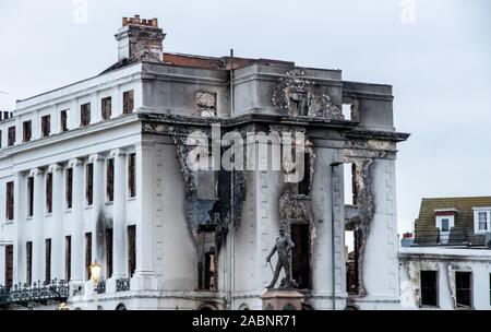 Eastbourne, Großbritannien. 28 Nov, 2019. Nach Rücksprache mit dem Statiker Inhaber und East Sussex Feuer- und Rettungsdienst die Entscheidung wurde heute Nachmittag Teile des Claremont Hotel entkernt, die durch die jüngsten Brände zu demolieren. Die Entscheidung wurde nach dem Zusammenbruch der Teile des Gebäudes Anfang dieser Woche getroffen. Der Bereich um das Gebäude bleibt zu Verkehr und Fußgänger geschlossen. Abriss beginnen soll Anfang nächster Woche Credit: Alan Fraser/Alamy Live Nachrichten erwartet Stockfoto