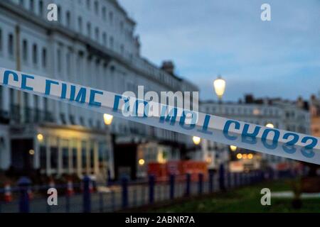 Eastbourne, Großbritannien. 28 Nov, 2019. Nach Rücksprache mit dem Statiker Inhaber und East Sussex Feuer- und Rettungsdienst die Entscheidung wurde heute Nachmittag Teile des Claremont Hotel entkernt, die durch die jüngsten Brände zu demolieren. Die Entscheidung wurde nach dem Zusammenbruch der Teile des Gebäudes Anfang dieser Woche getroffen. Der Bereich um das Gebäude bleibt zu Verkehr und Fußgänger geschlossen. Abriss beginnen soll Anfang nächster Woche Credit: Alan Fraser/Alamy Live Nachrichten erwartet Stockfoto