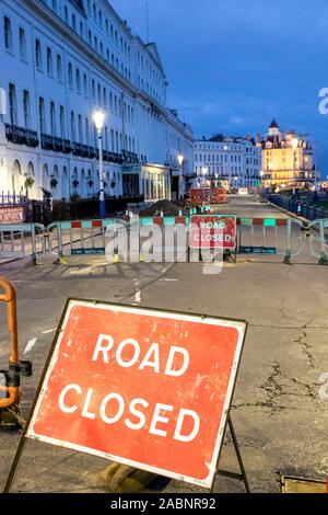 Eastbourne, Großbritannien. 28 Nov, 2019. Nach Rücksprache mit dem Statiker Inhaber und East Sussex Feuer- und Rettungsdienst die Entscheidung wurde heute Nachmittag Teile des Claremont Hotel entkernt, die durch die jüngsten Brände zu demolieren. Die Entscheidung wurde nach dem Zusammenbruch der Teile des Gebäudes Anfang dieser Woche getroffen. Der Bereich um das Gebäude bleibt zu Verkehr und Fußgänger geschlossen. Abriss beginnen soll Anfang nächster Woche Credit: Alan Fraser/Alamy Live Nachrichten erwartet Stockfoto