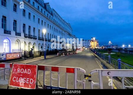 Eastbourne, Großbritannien. 28 Nov, 2019. Nach Rücksprache mit dem Statiker Inhaber und East Sussex Feuer- und Rettungsdienst die Entscheidung wurde heute Nachmittag Teile des Claremont Hotel entkernt, die durch die jüngsten Brände zu demolieren. Die Entscheidung wurde nach dem Zusammenbruch der Teile des Gebäudes Anfang dieser Woche getroffen. Der Bereich um das Gebäude bleibt zu Verkehr und Fußgänger geschlossen. Abriss beginnen soll Anfang nächster Woche Credit: Alan Fraser/Alamy Live Nachrichten erwartet Stockfoto