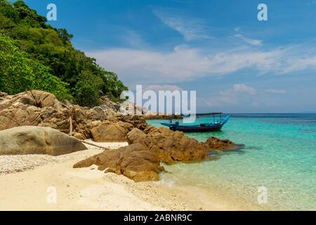 Rawa Island, Perhentian Islands, Malaysia; 18-Mai-2019; das Boot und das Meer Stockfoto