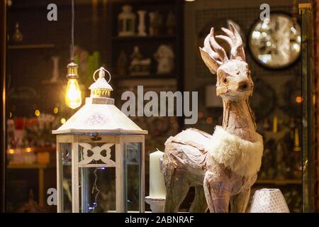 Deko Figur aus Holz Reh und Lampe. home decor Urlaub Stockfoto