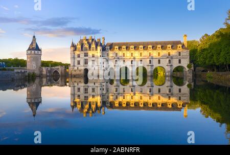 Chateau de Chenonceau ist eines französischen Schlosses überspannt den Fluss Cher in der Nähe von Chenonceaux Dorf, Tal der Loire in Frankreich Stockfoto