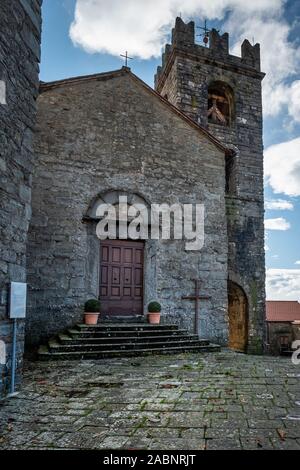 Das alte Dorf von Pontito mit der Kirche SS. Andrea und Lucia, Wandern entlang der Lucchese Apennin, Lucca - Toskana, Italien Stockfoto