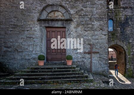 Das alte Dorf von Pontito mit der Kirche SS. Andrea und Lucia, Wandern entlang der Lucchese Apennin, Lucca - Toskana, Italien Stockfoto