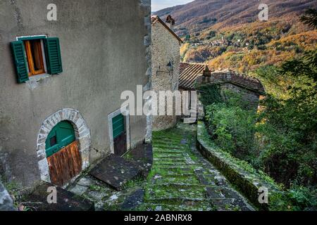 Ausflug entlang der Lucchese Apennin, im Dorf von Pontito der engen Straße von Santa Lucia, om Hintergrund Die Stadt Stiappa - Toskanische Stockfoto