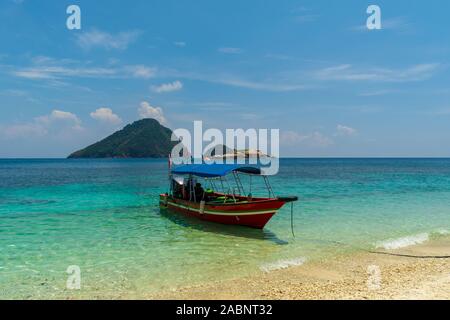 Rawa Island, Perhentian Islands, Malaysia; 18-Mai-2019; das Boot und das Meer Stockfoto