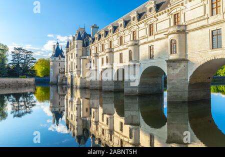 Chateau de Chenonceau ist eines französischen Schlosses überspannt den Fluss Cher in der Nähe von Chenonceaux Dorf, Tal der Loire in Frankreich Stockfoto