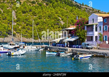 Ein Blick über den hübschen natürlichen Hafen Der beautifulcoastal Dorf von Assos. Freizeitaktivitäten Handwerk günstig vor Harborside restaurant Cafés. Stockfoto