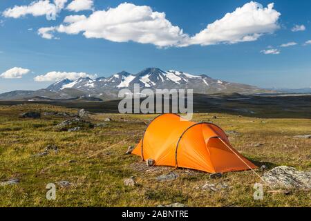 Zelt mit Blick zum Akkamassiv, Stora Sjoefallet Nationalpark, Welterbe Laponia, Norrbotten, Lappland, Schweden, Juli 2013 Stockfoto