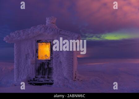 Reifbedeckte Huette mit dem Berg Dundret, Dundret Naturreservat, Karlstad, Norrbotten, Lappland, Schweden, November 2014 Stockfoto