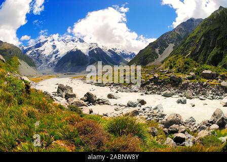 Hooker Fluss mit Mt. Sefton, Hooker Valley, Mt. Cook Nationalpark, Weltnaturerbe Suedalpen, South West Neuseeland, Canterbury, Neuseeland Suedinsel; Stockfoto