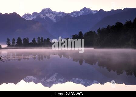 Mt. Tasman und Mt. Cook (Aoraki), Mount Cook Nationalpark, spiegeln sich im Lake Matheson, Westland Nationalpark, Weltnaturerbe South West Neuseeland Stockfoto