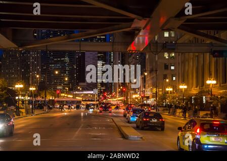 Straße - West Wacker Drive unter L-Eisenbahnbrücke in der Innenstadt von Chicago, Illinois, USA Stockfoto