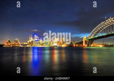 Skyline von Sydney mit Sydney Opera und Harbour Bridge waehrend der blauen Stunde, Sydney, New South Wales, Australien; März 2007 Stockfoto