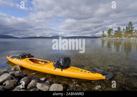 Kajak Ein einem steinigen Strand am See Rogen Naturreservat, Rogen, Haerjedalen, Schweden, August 2011 Stockfoto