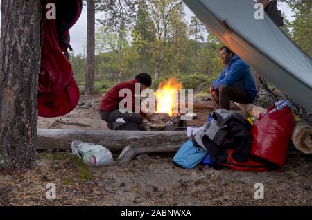 Paar am Lagerfeuer am See Isteren Isteren, Naturreservat, Nord-Norwegen, Norwegen, September 2011 Stockfoto