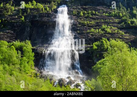 Wasserfall, Fortundalen (Fortunsdalen), Glanz, Sogn und Fjordane Fylke, Norwegen, Mai 2012 Stockfoto