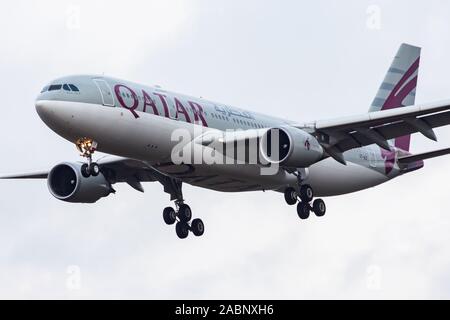 FRANKFURT/Deutschland - Dezember 4, 2012: Qatar Airways Airbus A330-200 A7-ACF Passagierflugzeug landen am Flughafen Frankfurt Stockfoto