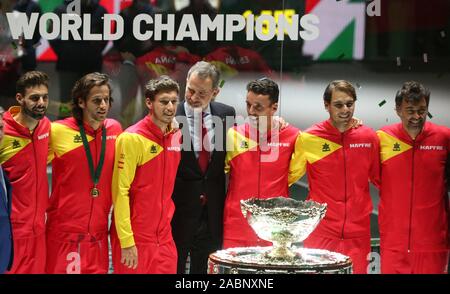 24 November 2019, Spanien, Madrid: KORRIGIERT AUFNAHMEDATUM - Das spanische Tennis Team, von links nach rechts: Marcel Granollers, Feliciano López, Pablo Carreño, der König Felipe VI, Roberto Bautista-Agut, Rafael Nadal und der Kapitän Sergi Bruguera, sind die Gewinner des Finale des Davis Cup, in Madrid, Spanien, 24. November 2019. Foto: Cezaro De Luca/dpa Stockfoto