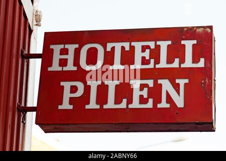 Umea, Norrland, Schweden - 9 November 2019: Schild zum Hotel Pfeil befindet sich östlich der Stadt. Hotell Pilen übersetzt zu Hotel Arrow Stockfoto